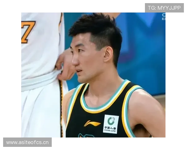 孙铭徽比赛间隙居然带着助理逛街买包，我都快认不出篮球场上的那个拼命三郎了