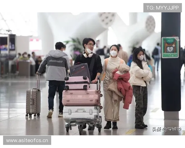 维纳斯今天又来机场秀贵妇范儿，行李箱都得专人推了吧？