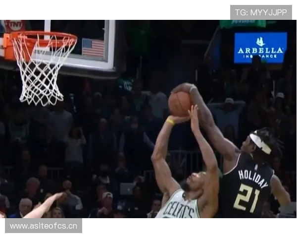 霍勒迪无球跑动牵制防守，3D作用改变雄鹿攻防结构